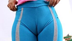 AMAZING HUGE PUFFY CAMELTOE and TIGHT ROUND ASS in LEGGINGS