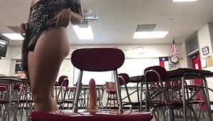 В Техасе  учительница  развлекалась прямо в классе.