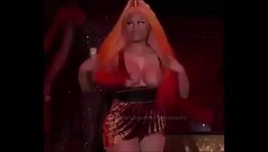 Nicki Minaj tits flash