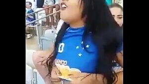 Torcedora mostra o peito no estádio em jogo do Cruzeiro