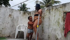 ब्राजील में प्रसिद्ध ज़ेज़िन्हो टेव्स और पेटी बंबम के साथ समुद्र तट पर हनीमून टेलीविजन बौना