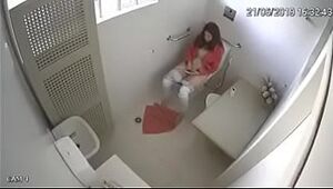 Chica se masturba en el baño