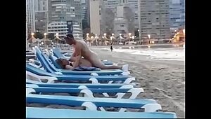 Ele arrombou a novinha na praia